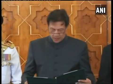 पाकिस्तान – पंतप्रधानपदाची शपथ घेताना अडखळले इम्रान खान ! पाहा व्हिडीओ