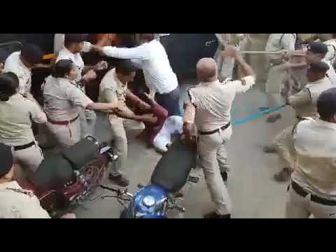 काँग्रेस कार्यकर्त्यांना पोलिसांनी जनावरासारखं बदडलं ! पहा व्हिडिओ