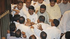 श्रीलंकेत आणखी एक राजकीय संकट, दोन्ही पक्षातील खासदारांमध्ये तुंबळ हाणामारी !