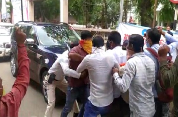 पालकमंत्री अब्दुल सत्तार यांची गाडी अडवल्यामुळे अभाविपच्या कार्यकर्त्यांवर पोलिसांचा अमानुष लाठीचार्ज ! VIDEO