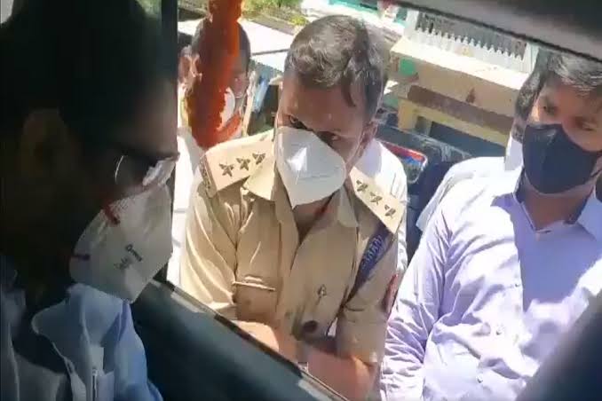 उर्जा मंत्री नितीन राऊत यांना उत्तर प्रदेश पोलिसांनी अडवलं,  रस्त्यावर ठिय्या आंदोलन ! VIDEO